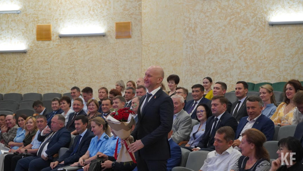 Пожелания успехов и крепкого здоровья градоначальник озвучил на сессии горсовета.