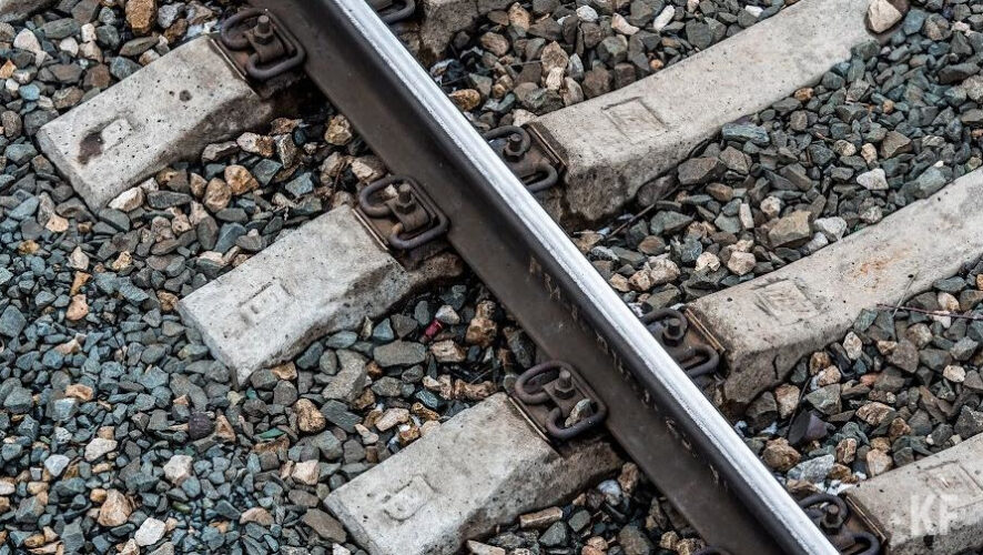 Подростки спешили и решили сократить путь до кафе.