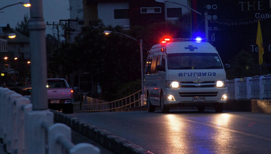 Молодой человек решил прислониться к металлическому фонарному столбу.