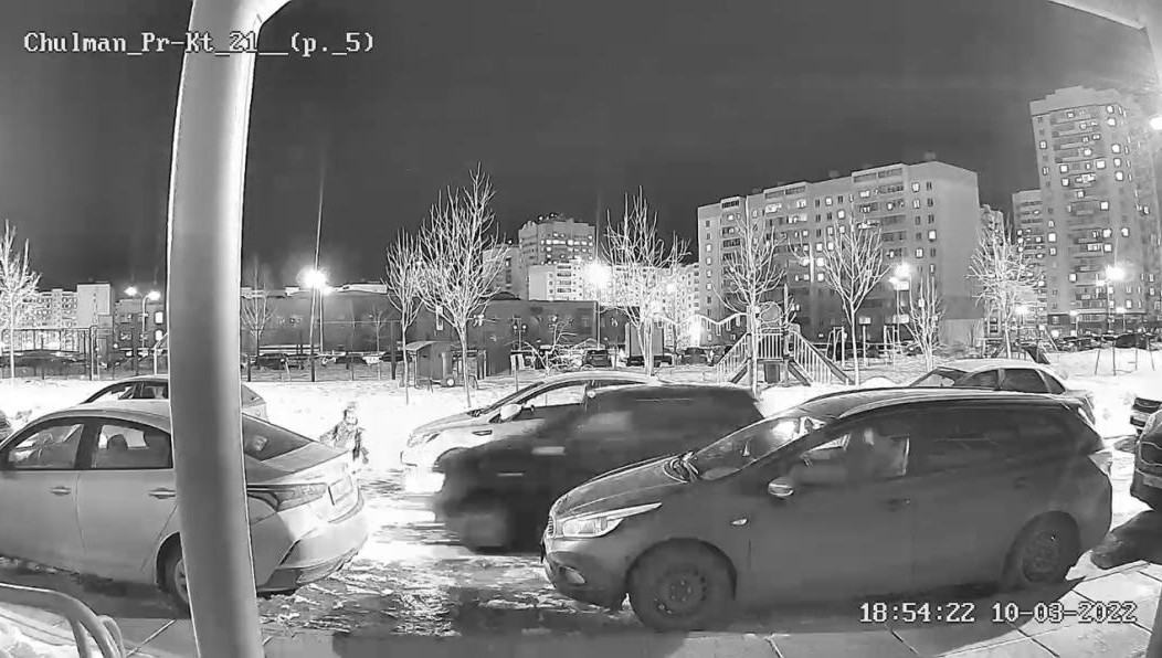 От удара восьмилетнего мальчика отбросило на припаркованную во дворе машину.