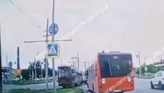 Машина поворачивала на перекрестке налево.
