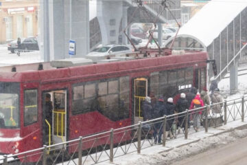 На короткое время было приостановлено движение троллейбусных и трамвайных маршрутов из-за обрыва замерзшей контактной сети.