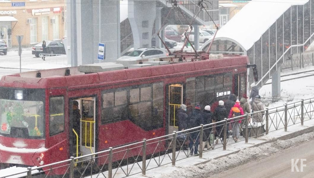 На короткое время было приостановлено движение троллейбусных и трамвайных маршрутов из-за обрыва замерзшей контактной сети.