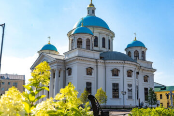 На почтовом блоке помещено фотографическое изображение воссозданного собора Казанской иконы Божией Матери.
