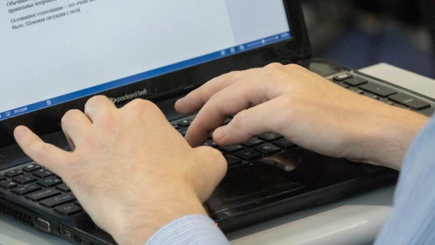 Руководство школа попросила правоохранителей поискать в постах экстремизм или призывы к свержению власти.