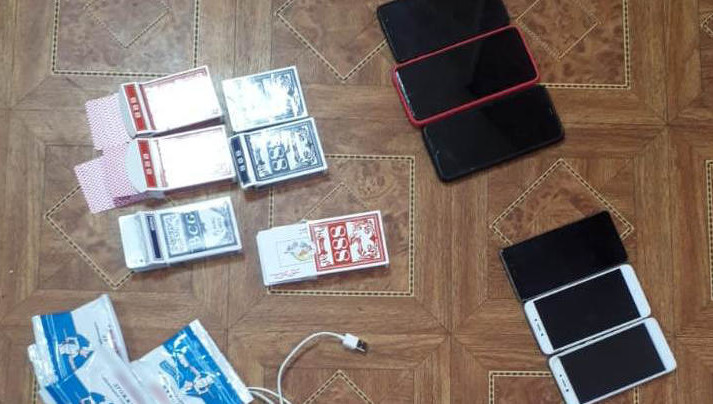 Среди запрещенных предметов также игральные карты и дрожжи.