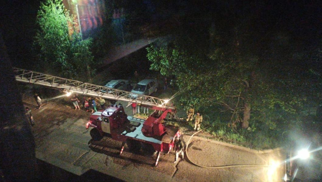 Квартира загорелась в пятиэтажном доме.