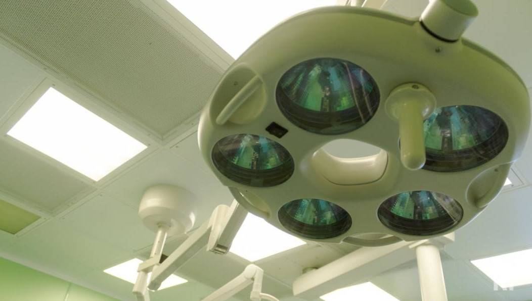 На этажах больницы дежурят полицейские.