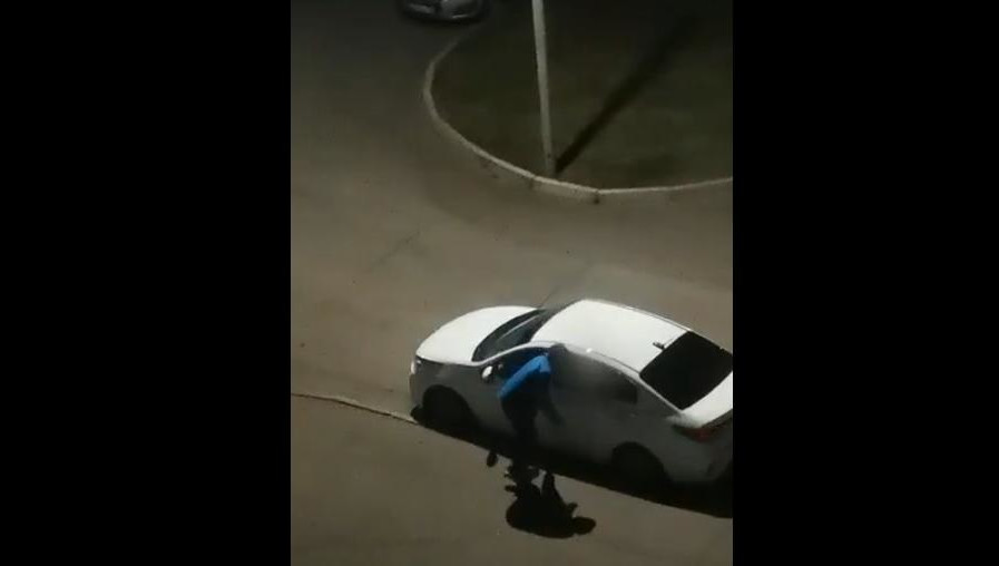 Мужчина ломился в авто с криками «Открой