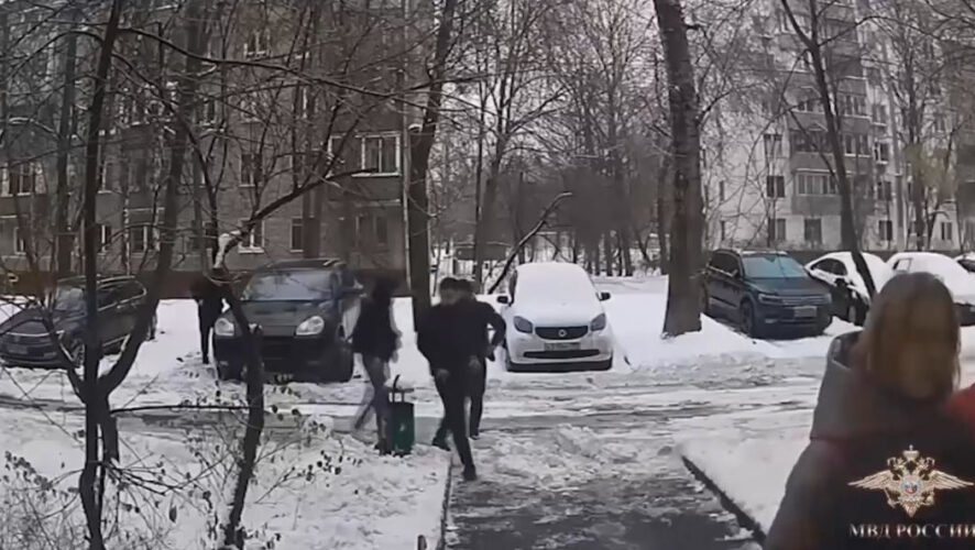 Парень собирался обменять валюту.