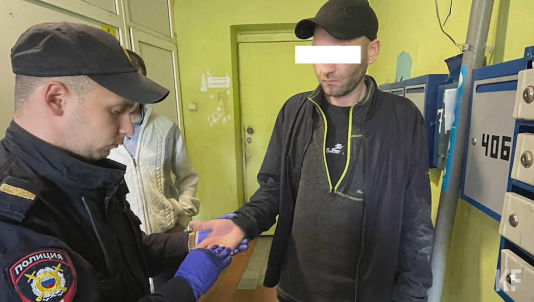 При себе у мужчины нашли приспособления для курения.