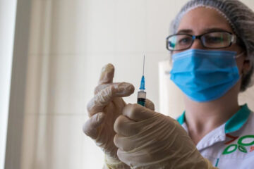 Полную вакцинацию прошли около 80 тысяч человек.