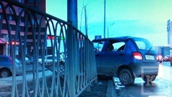 В забор врезался Daewoo Matiz после аварии накануне вечером на перекрестке улиц Сибгата Хакима и Мусина в Казани.Малолитражка двигалась по главной дороге в