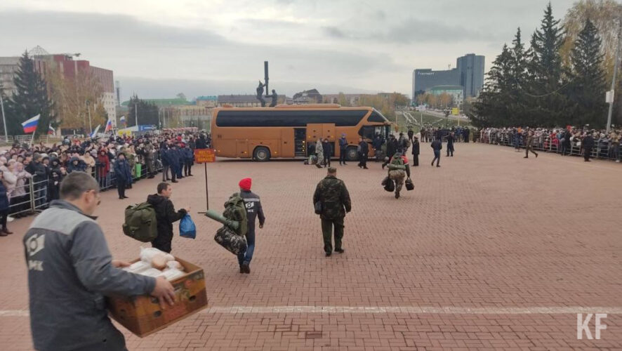 В нефтеграде прошла очередная отправка резервистов на сборный пункт в Казань.