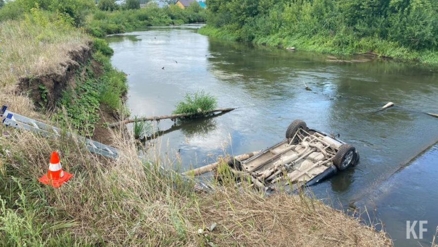 Водитель без прав превысил скорость и съехал в реку.