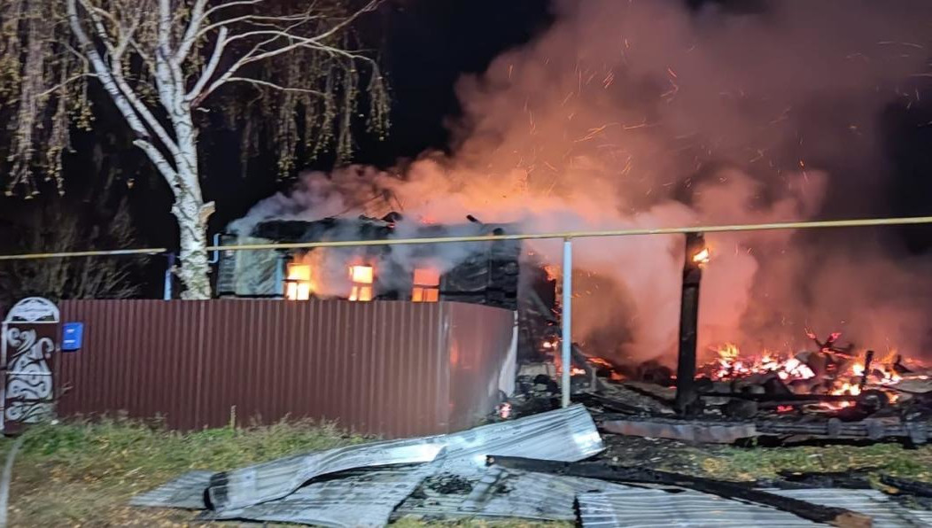Огнем вспыхнул частный дом в селе Сосновка.