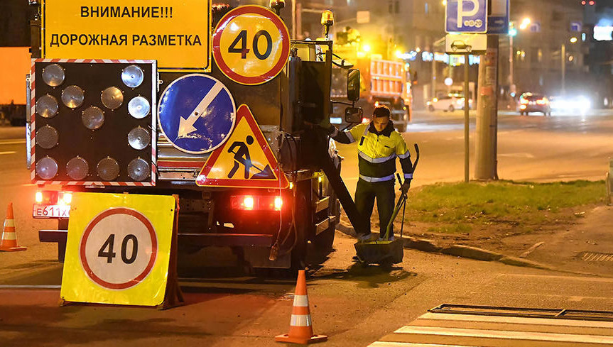 Рабочие уже нанесли разметку на 9 тысяч квадратных метров дорожного полотна.