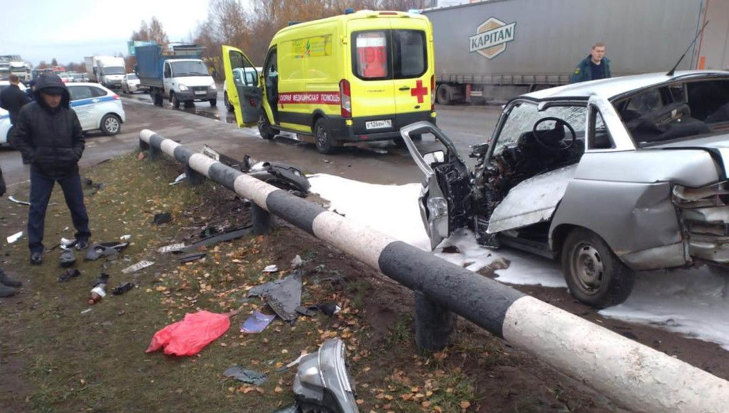 Водителя легковушки зажало в салоне авто.