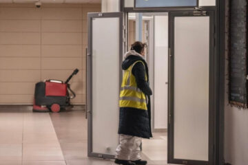 Персонал аэропорта работает по несколько дней в месяц с начала пандемии.