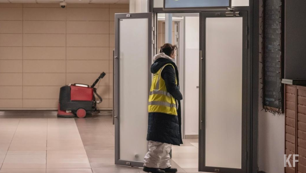 Персонал аэропорта работает по несколько дней в месяц с начала пандемии.
