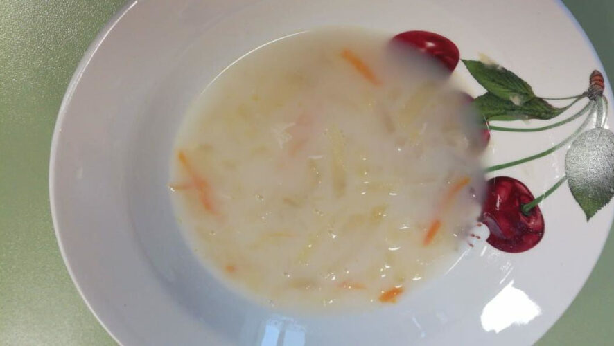 Начальник управления образования города Рустем Хузин назвал молочный суп с капустой и луком частью сбалансированного меню.