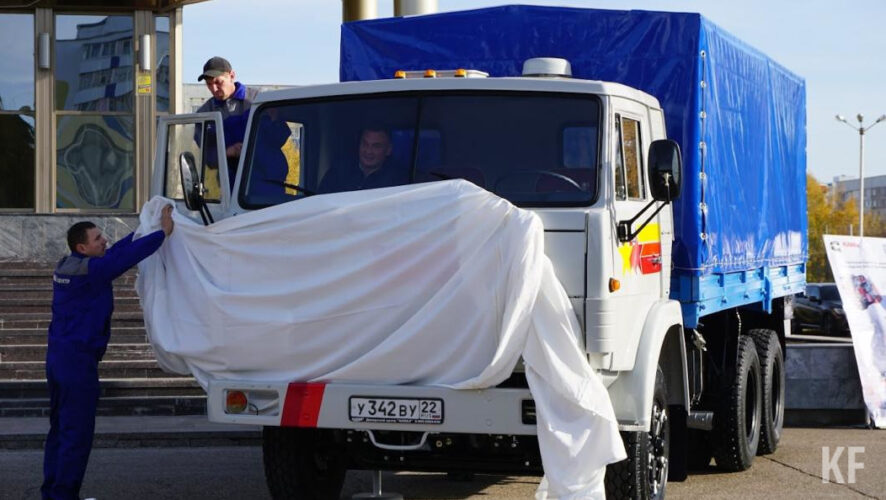 Это 7402 человека.