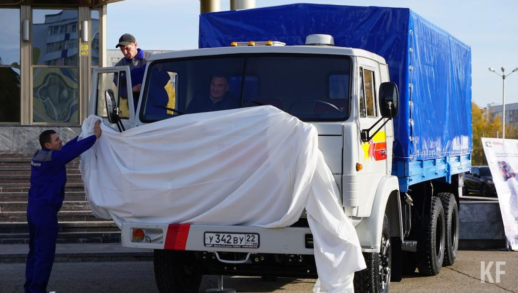 Это 7402 человека.