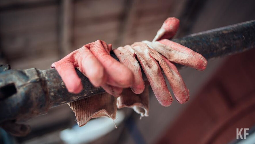 Рабочим нужно отремонтировать и отреставрировать фасад