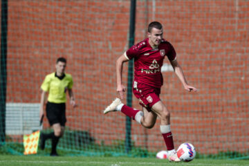 Игрок получил разрыв крестообразных связок колена.