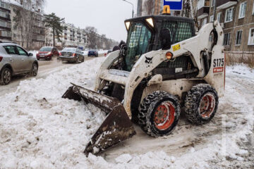 Вместе с техникой днем снег будут убирать 467 дорожных рабочих.