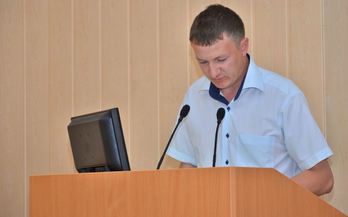 а ранее один из коллег чиновника был уволен в связи с утратой доверия.