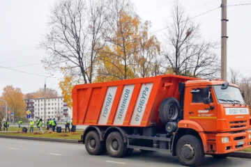 Четыре «КАМАЗа» опавшей листвы и мусора вывезли сотрудники нижнекамского предприятия СИБУРа.