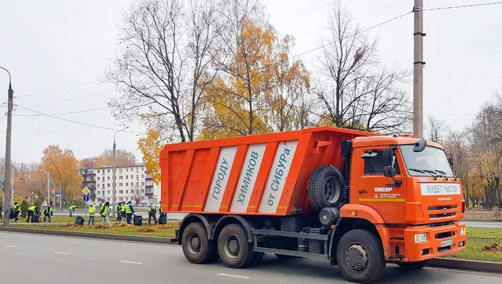 Четыре «КАМАЗа» опавшей листвы и мусора вывезли сотрудники нижнекамского предприятия СИБУРа.