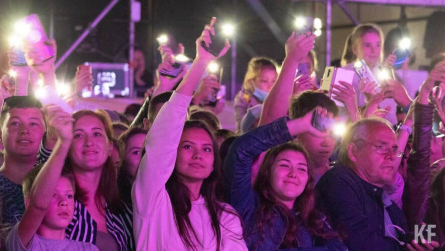 Выступления стартовали в&nbsp;14:00 на&nbsp;площадке возле &laquo;Чаши&raquo;.