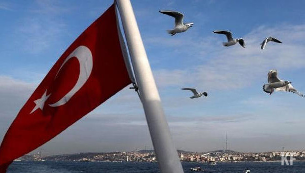 Число российских туристов в стране снизилось до уровня немецких.