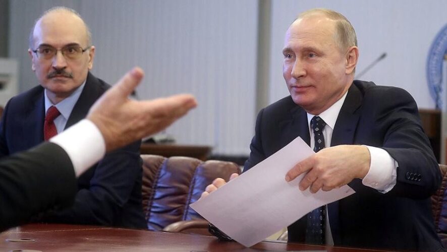 Президент России Владимир Путин лично подал в Центризбирком документы для регистрации в качестве кандидата на предстоящие выборы