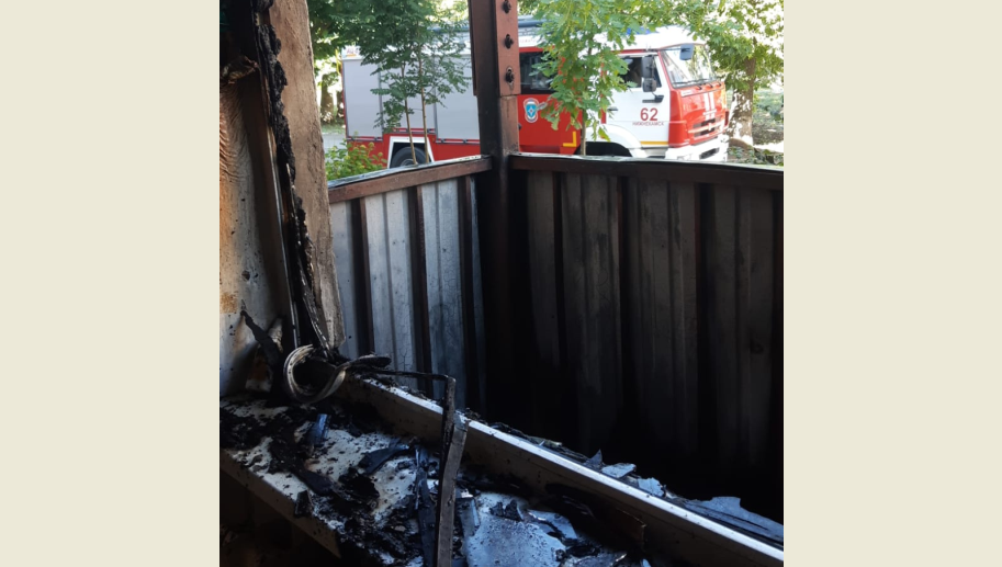 Мужчина до приезда огнеборцев вывел хозяина жилища на улицу.