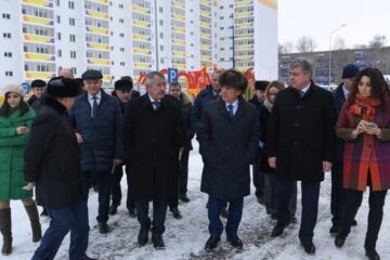 Президент Татарстана Рустам Минниханов принял участие в церемонии заселения нового многоквартирного дома в Набережных Челнах