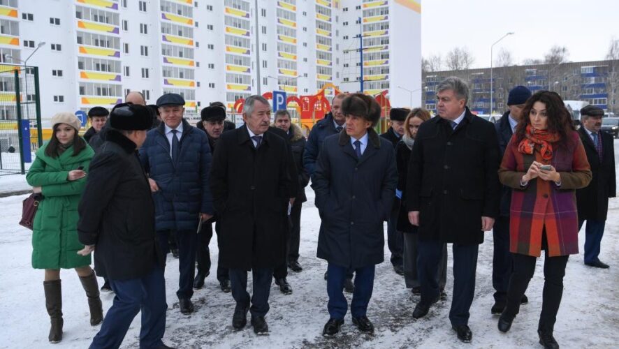 Президент Татарстана Рустам Минниханов принял участие в церемонии заселения нового многоквартирного дома в Набережных Челнах