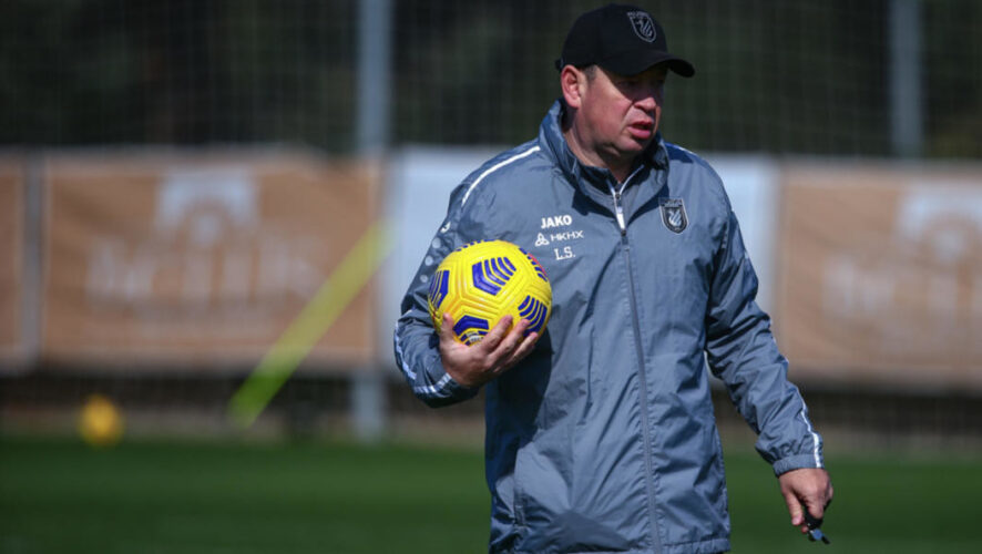 Тренер &laquo;Рубина&raquo; рассказал о различиях жизни в России и Нидерландах.