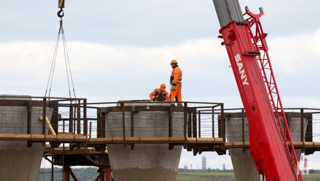 Рабочий компании «РБР 16» по пьяни упал с пятиметровой высоты и получил тяжелую травму.