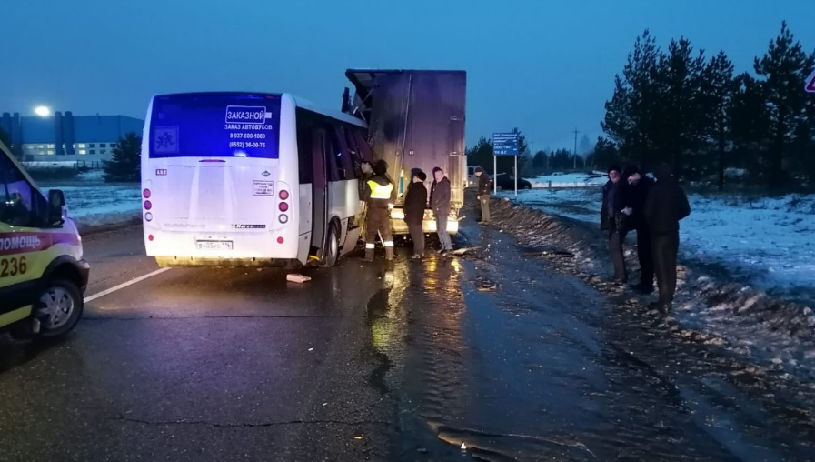 В аварии погиб мужчина. Еще 21 человек пострадал.