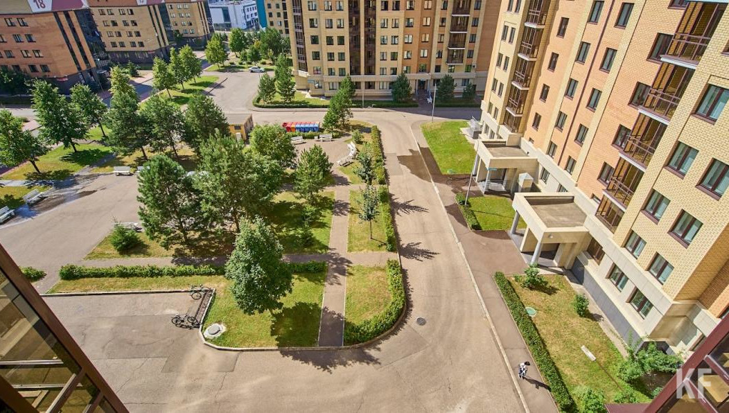 Малышей правоохранители застали без присмотра среди мусора и пустых бутылок от алкоголя.