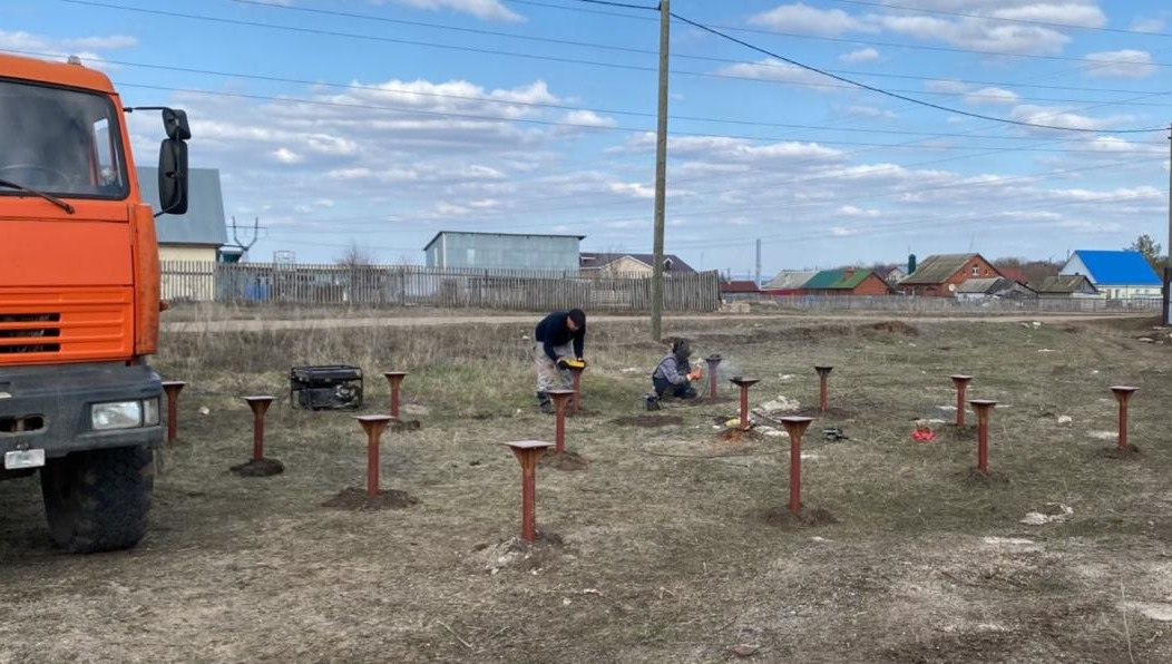Подрядчики ООО «Стройтранс» уже установили фундаментные сваи.