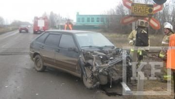Вчера 4 ноября в 13:15 в Апастовском районе Татарстана произошло столкновение легкового автомобиля и пригородного поезда