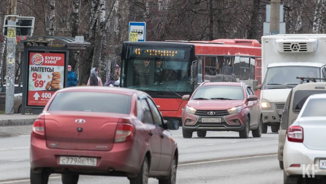 Женщина доплачивает за поездку в пригород.