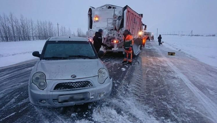 Машина женщин вылетела в кювет и заглохла.