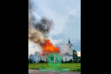 Возгорание началось на крыше трехэтажного бревенчатого здания храма.