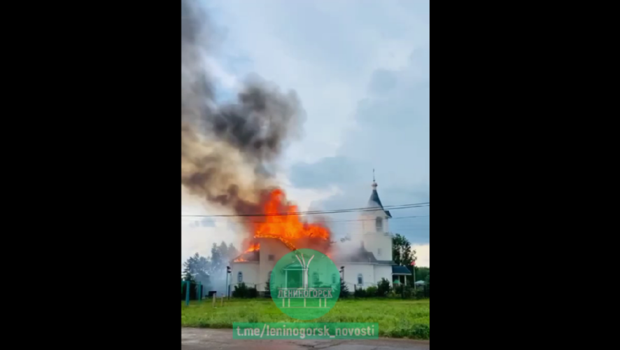 Возгорание началось на крыше трехэтажного бревенчатого здания храма.