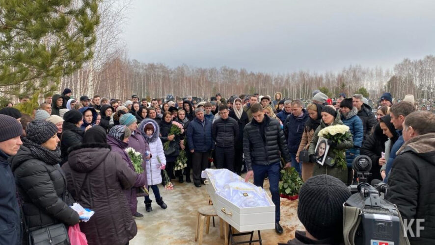 Девушку похоронили на новом кладбище в поселке Васильево.